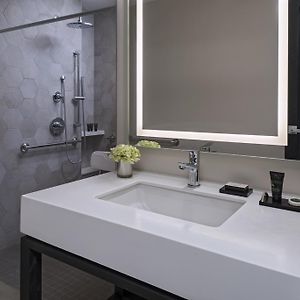 Deluxe Junior King Suite